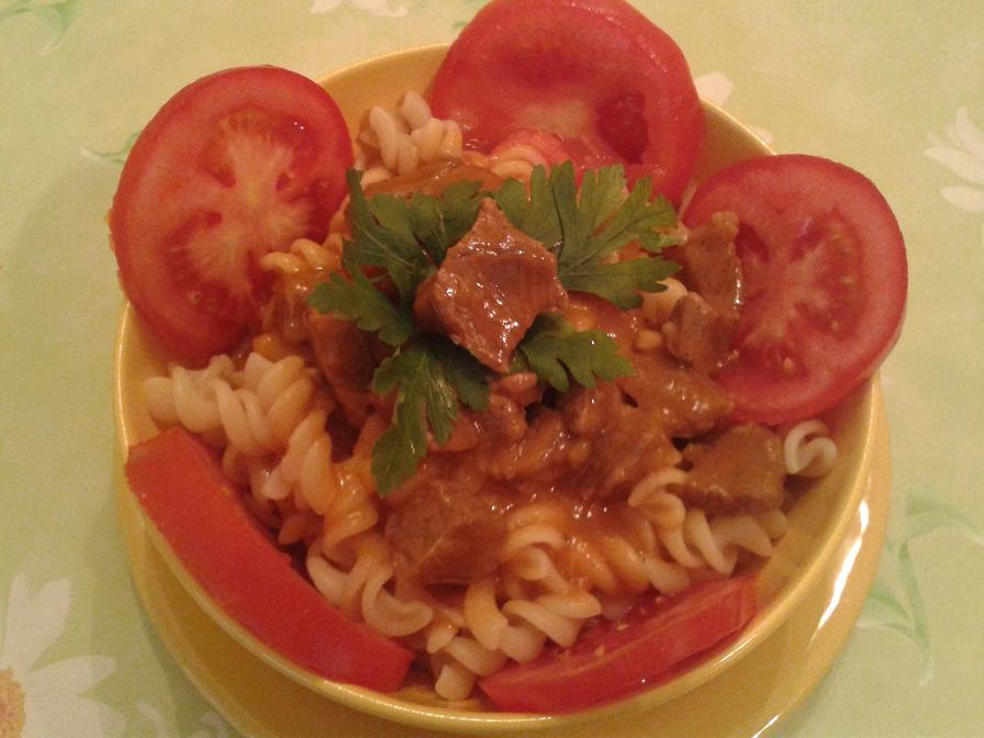 Juneci-gulas-sa-Fusilli-testeninom