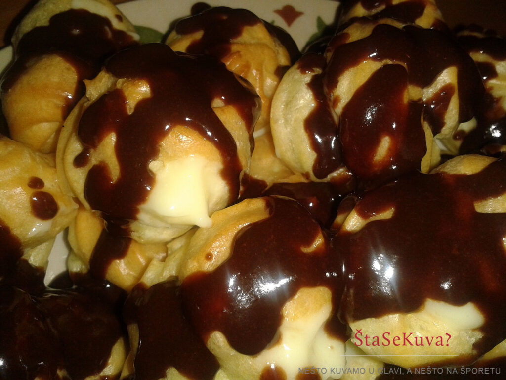 Profiterole - odlična kombinacija unutra vanila, spolja topla čokolada