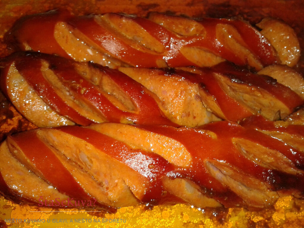 Pečenje sremskih kobasica u tiganju za grilovanje