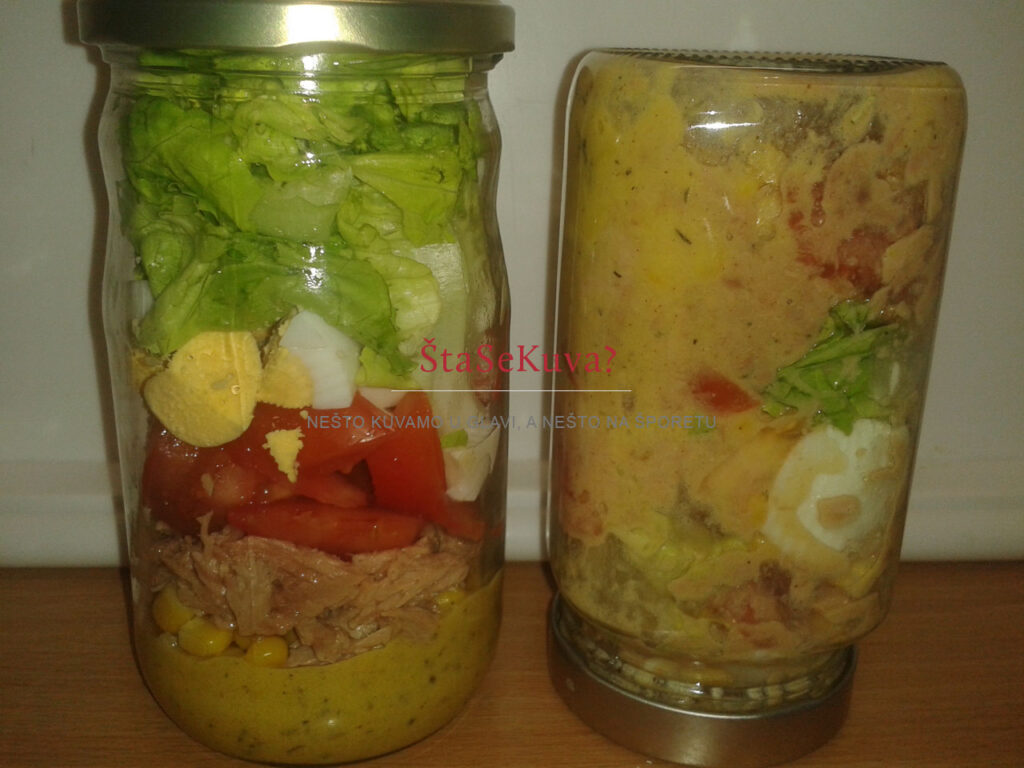 Pikantna tunjevina sa prelivom od senfa - obrok salata u tegli pre upotrebe promućkati