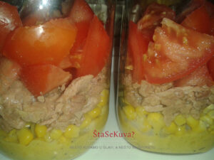 Pikantna tunjevina sa prelivom od senfa - obrok salata u tegli- treći sloj, paradajz