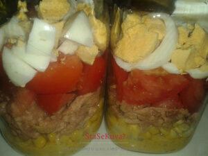 Pikantna tunjevina sa prelivom od senfa - obrok salata u tegli- četvrti sloj, jaja