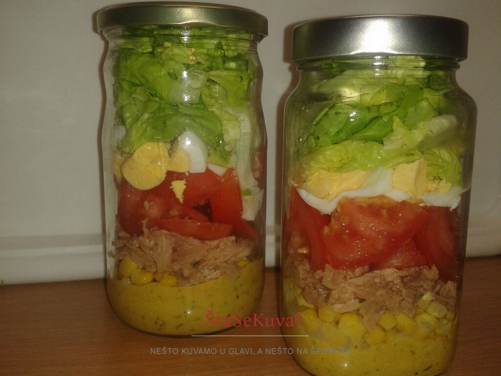 Pikantna tunjevina sa prelivom od senfa - obrok salata u tegli spremna za frižider