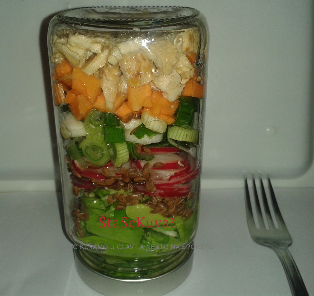 Obrok salata u tegli pre serviranja - prevrnuta naopačke