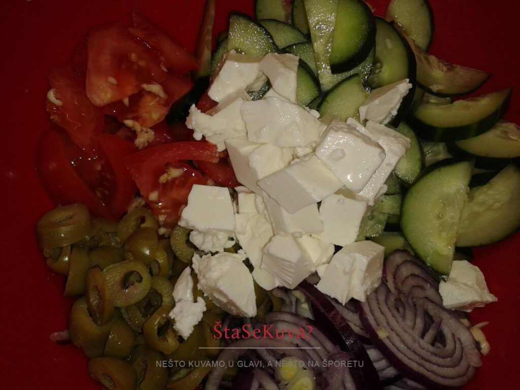 grcka-salata-u-ciniji-mesanje